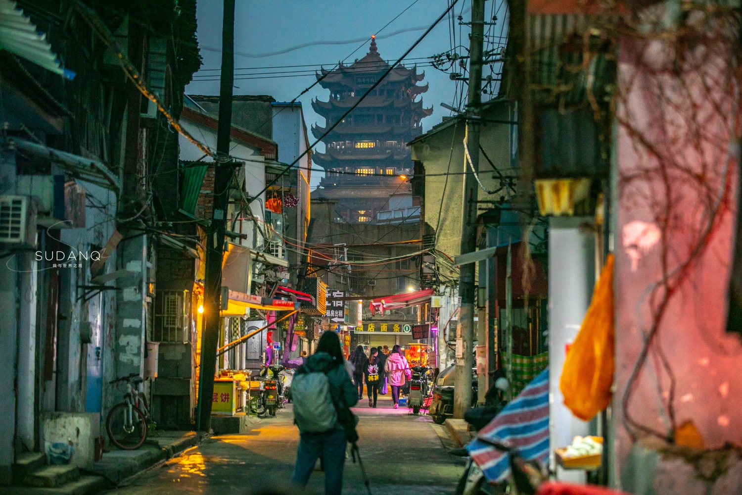 武汉黄鹤楼：天下江山第一楼，繁华街市里的人间烟火