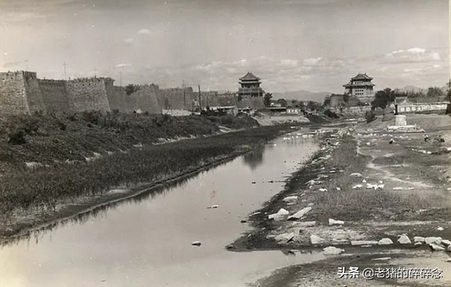 民国时代的北京，那个时候还叫北平，满眼的古建筑太漂亮了