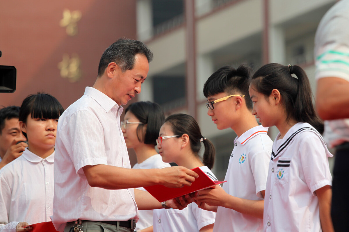 高三毕业典礼上，学生对班主任说的一句悄悄话，让班主任哽咽了