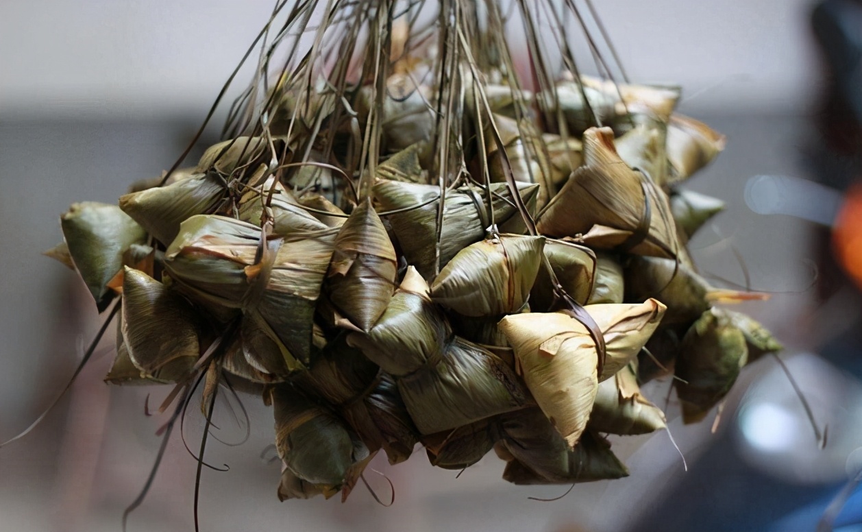 处理干粽叶，切记不要直接入锅煮，多做一步，粽叶柔软韧性足