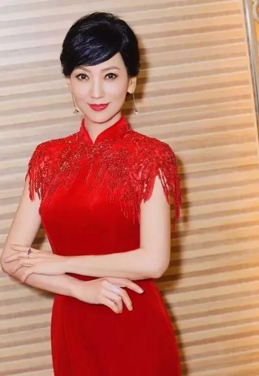 67岁不老女神赵雅芝，两任老公三个儿子，和黄氏有不解之缘