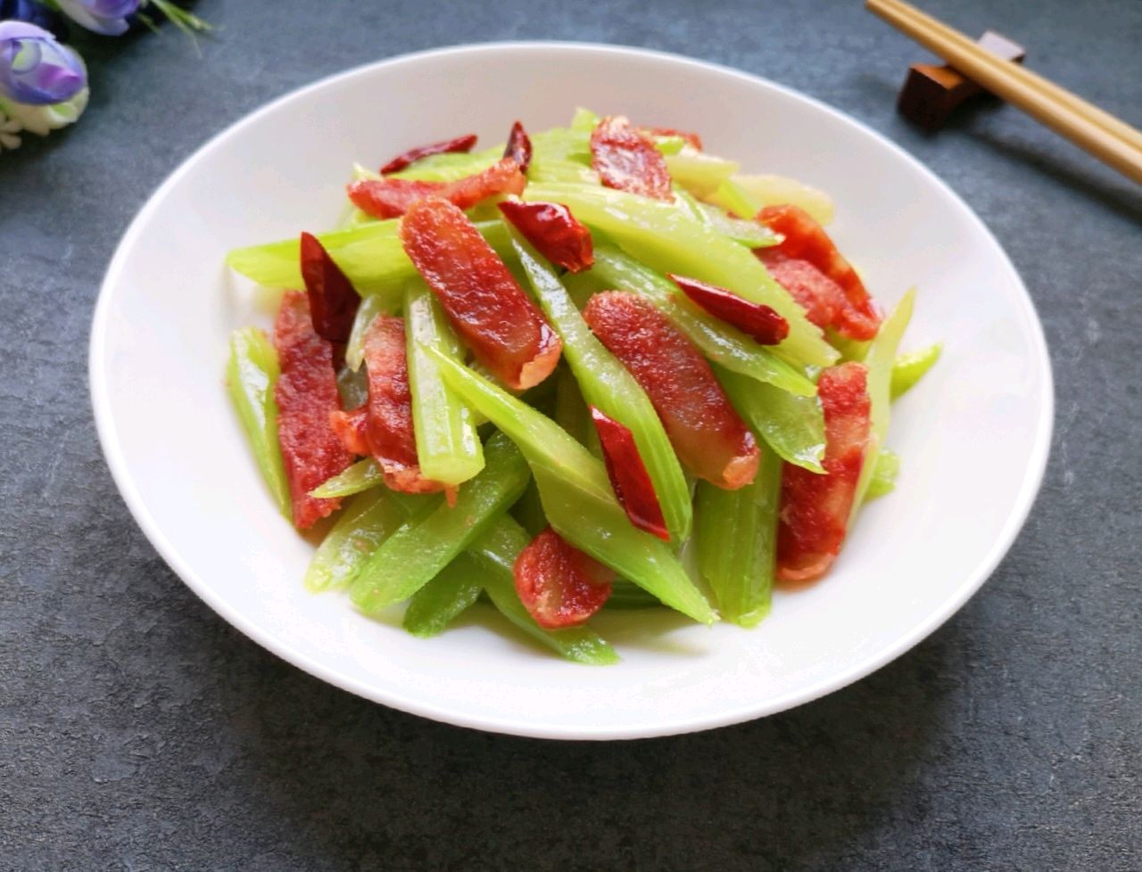 芹菜和腊肠这样炒就对了，味道太香还不油腻，出锅馋到流口水