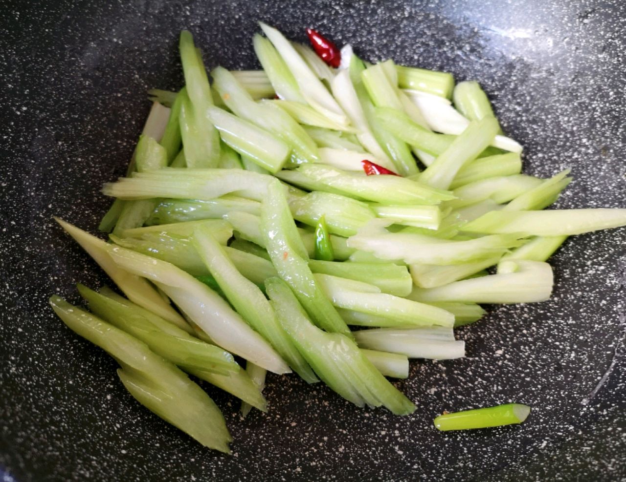 芹菜和腊肠这样炒就对了，味道太香还不油腻，出锅馋到流口水