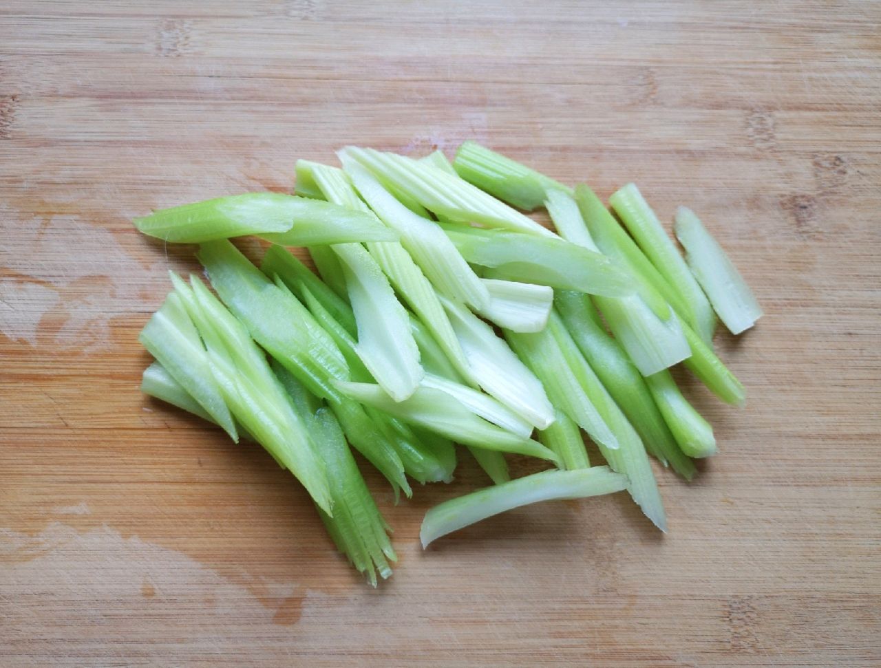 芹菜和腊肠这样炒就对了，味道太香还不油腻，出锅馋到流口水