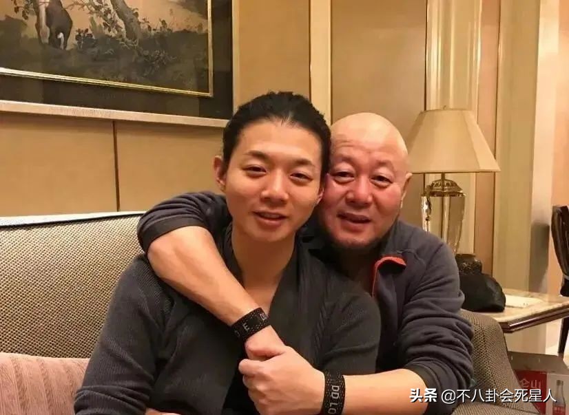 成名后把两岁儿子扔给前妻带大，再婚生女，霍尊爸爸也不简单