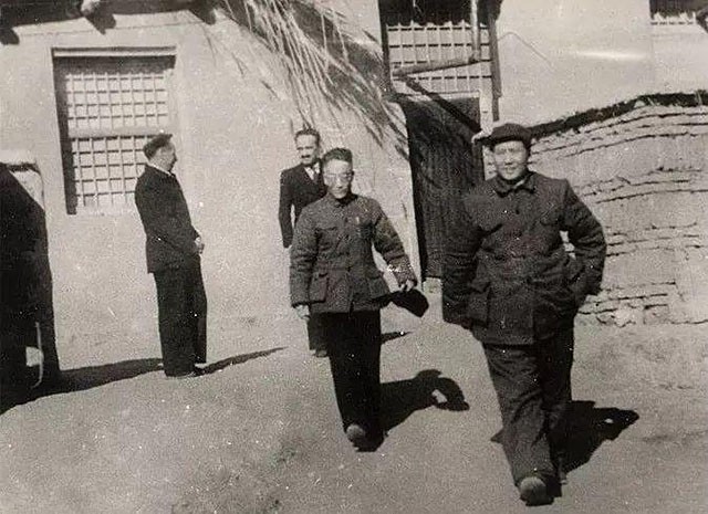 1945年，蒋介石承认外蒙古独立，毛主席两次提出收回未果，成心结